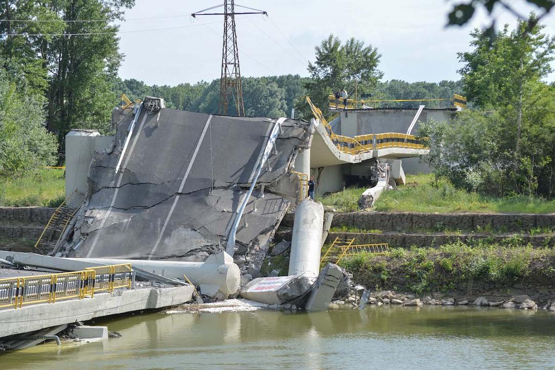 Road bridge in Romanian periphery collapses killing one person